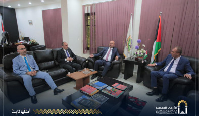 عقد طاقم من شركة الأراضي المقدسة اجتماعاً مع رئيس جامعة فلسطين التقنية - خضوري