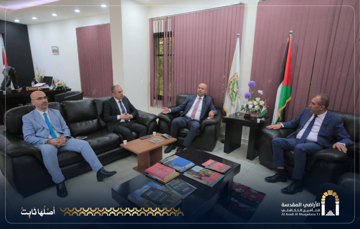 عقد طاقم من شركة الأراضي المقدسة اجتماعاً مع رئيس جامعة فلسطين التقنية - خضوري